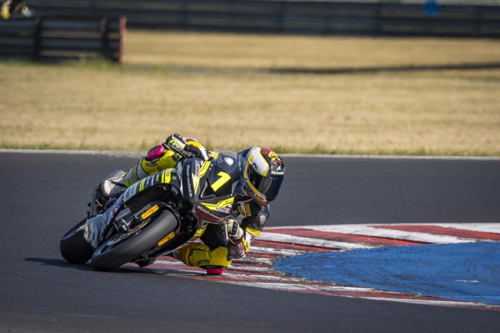 Skarp tilbagekomst for Oliver Svendsen i IDM Sportbike – Pole, banerekord og sejr på Autodrom Most!
(Foto: Studio Dino Eisele)